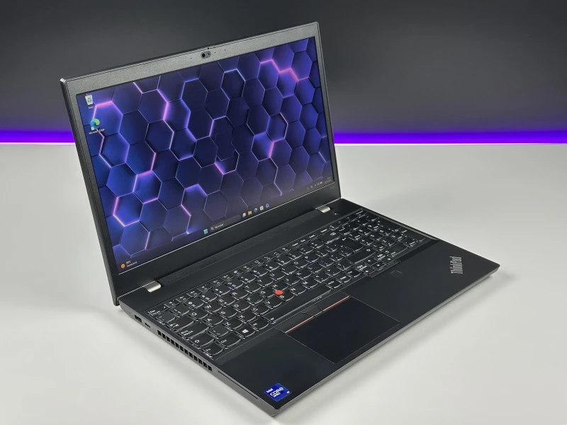 Lenovo ThinkPad P15v Gen 2 - mobilna stacja robocza z wydajnym procesorem Intel Core i9-11950H do CAD, projektowania i pracy profesjonalnej.