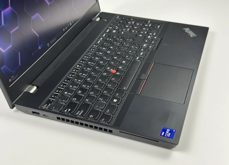 Lenovo ThinkPad P15v Gen 2 - mobilna stacja robocza z wydajnym procesorem Intel Core i9-11950H do CAD, projektowania i pracy profesjonalnej.