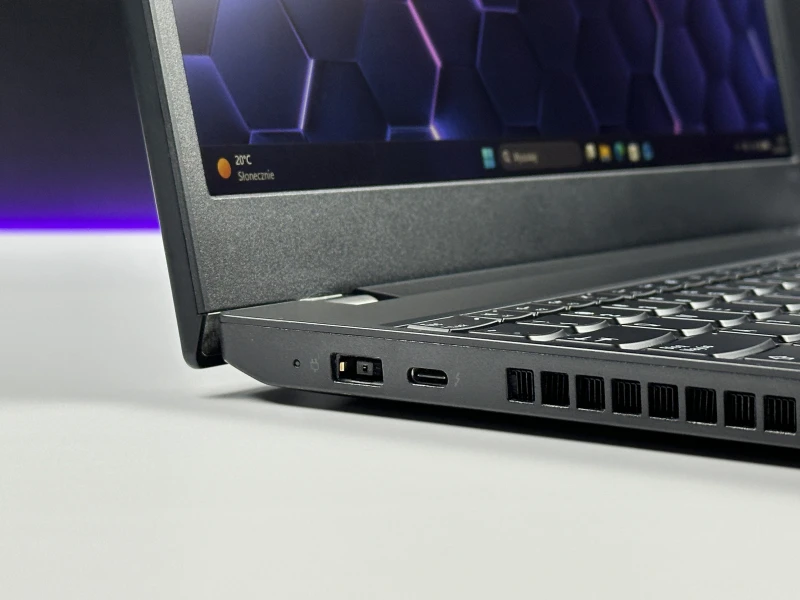 Lenovo ThinkPad P15v Gen 2 - mobilna stacja robocza z wydajnym procesorem Intel Core i9-11950H do CAD, projektowania i pracy profesjonalnej.