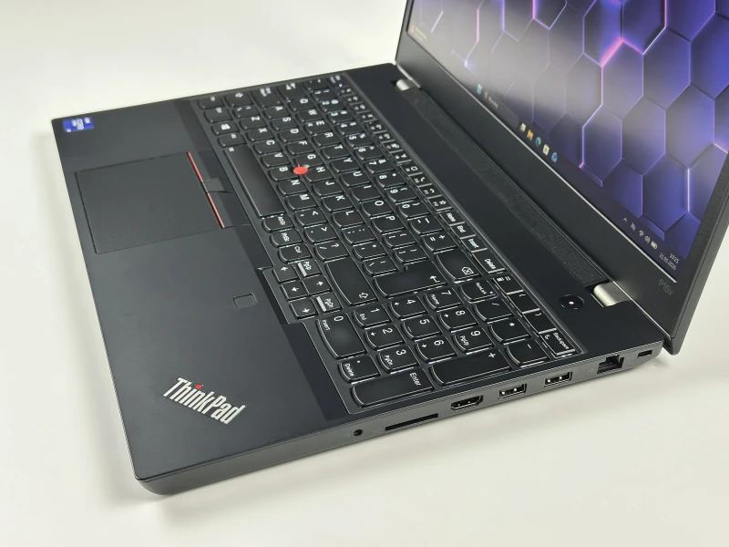 Lenovo ThinkPad P15v Gen 2 - mobilna stacja robocza z wydajnym procesorem Intel Core i9-11950H do CAD, projektowania i pracy profesjonalnej.