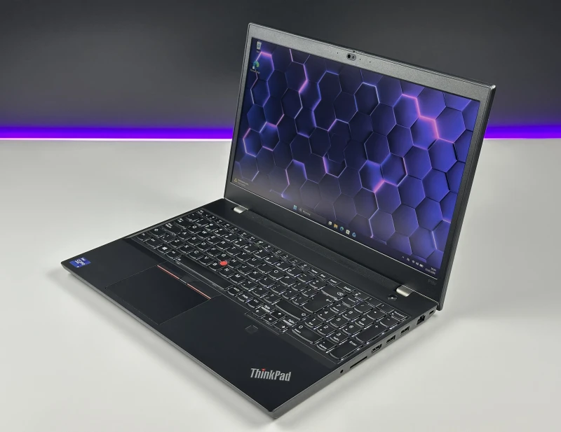 Lenovo ThinkPad P15v Gen 2 - mobilna stacja robocza z wydajnym procesorem Intel Core i9-11950H do CAD, projektowania i pracy profesjonalnej.
