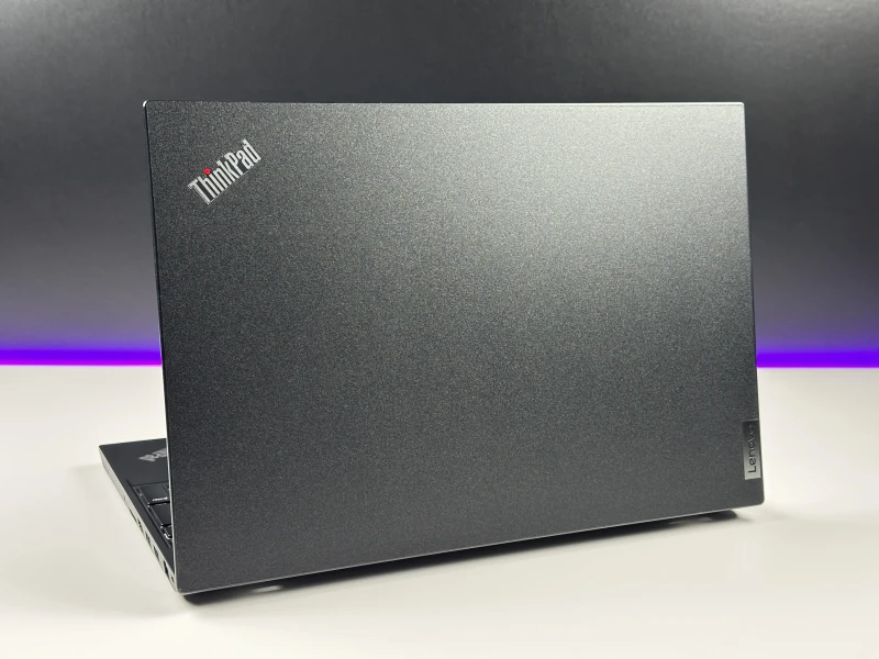 Lenovo ThinkPad P15v Gen 2 - mobilna stacja robocza z wydajnym procesorem Intel Core i9-11950H do CAD, projektowania i pracy profesjonalnej. Lenovo ThinkPad P15v Gen 2 - mobilna stacja robocza z wydajnym procesorem Intel Core i9-11950H do CAD, projektowania i pracy profesjonalnej.