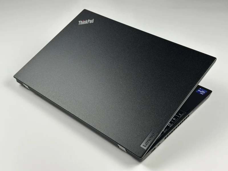 Lenovo ThinkPad P15v Gen 2 - mobilna stacja robocza z wydajnym procesorem Intel Core i9-11950H do CAD, projektowania i pracy profesjonalnej.