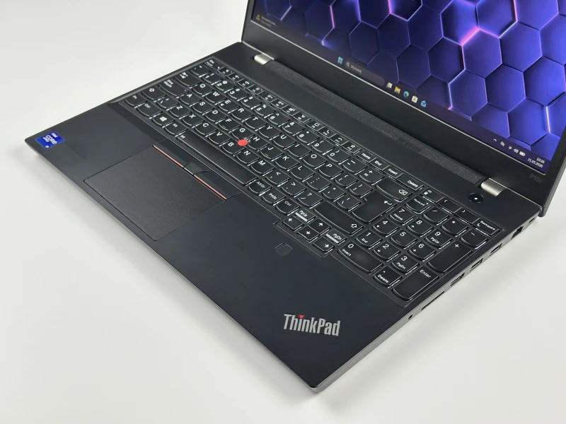 Lenovo ThinkPad P15v Gen 2 - mobilna stacja robocza z wydajnym procesorem Intel Core i9-11950H do CAD, projektowania i pracy profesjonalnej.