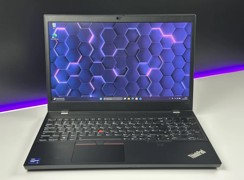 Lenovo ThinkPad P15v Gen 2 - mobilna stacja robocza z wydajnym procesorem Intel Core i9-11950H do CAD, projektowania i pracy profesjonalnej.