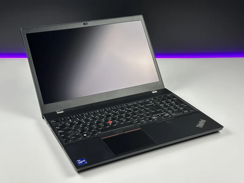 Lenovo ThinkPad P15v Gen 2 - mobilna stacja robocza z wydajnym procesorem Intel Core i9-11950H do CAD, projektowania i pracy profesjonalnej.