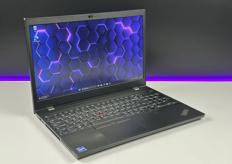 Lenovo ThinkPad P15v Gen 2 - mobilna stacja robocza z wydajnym procesorem Intel Core i9-11950H do CAD, projektowania i pracy profesjonalnej.