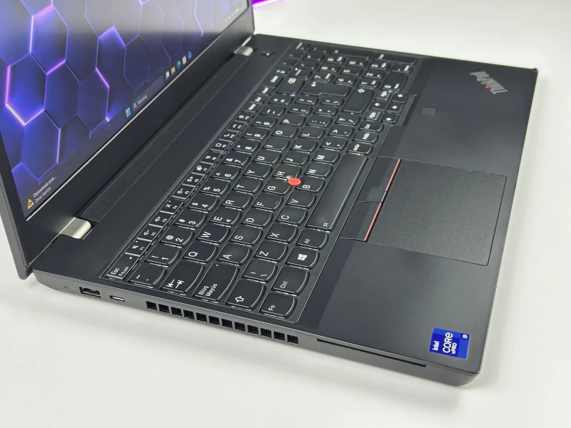 Lenovo ThinkPad P15v Gen 2 - mobilna stacja robocza z wydajnym procesorem Intel Core i9-11950H do CAD, projektowania i pracy profesjonalnej.