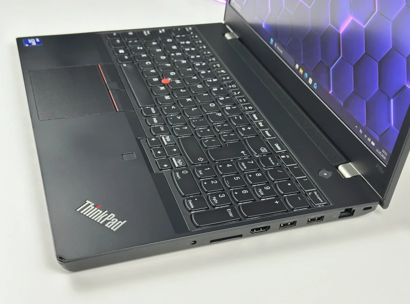 Lenovo ThinkPad P15v Gen 2 - mobilna stacja robocza z wydajnym procesorem Intel Core i9-11950H do CAD, projektowania i pracy profesjonalnej.