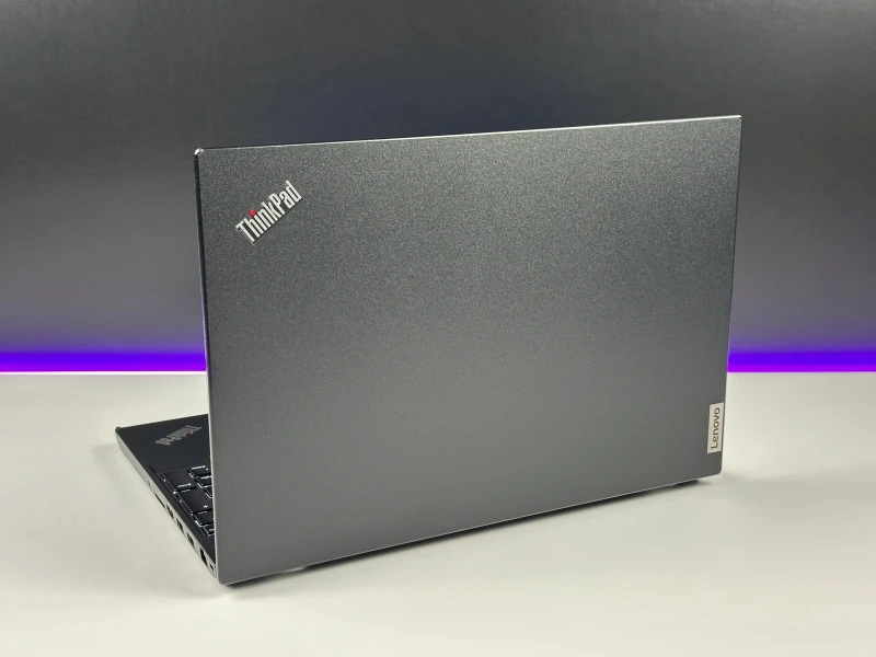 Lenovo ThinkPad P15v Gen 2 - mobilna stacja robocza z wydajnym procesorem Intel Core i9-11950H do CAD, projektowania i pracy profesjonalnej.