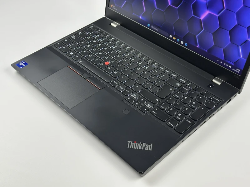 Lenovo ThinkPad P15v Gen 2 - mobilna stacja robocza z wydajnym procesorem Intel Core i9-11950H do CAD, projektowania i pracy profesjonalnej.