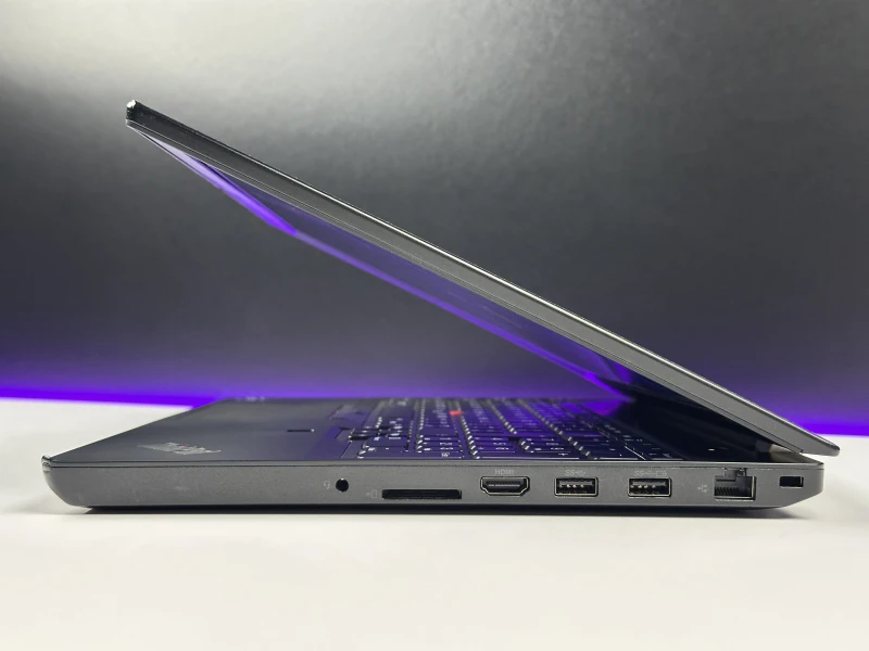Lenovo ThinkPad P15v Gen 2 - mobilna stacja robocza z wydajnym procesorem Intel Core i9-11950H do CAD, projektowania i pracy profesjonalnej.