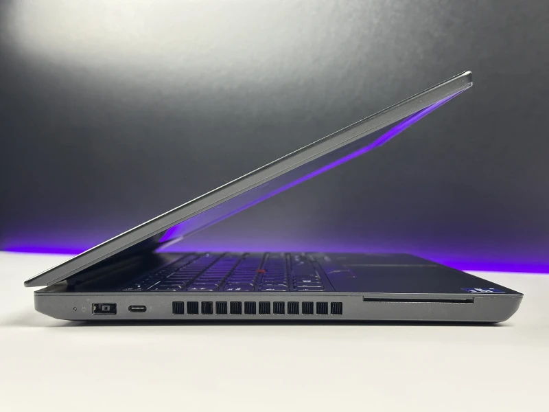 Lenovo ThinkPad P15v Gen 2 - mobilna stacja robocza z wydajnym procesorem Intel Core i9-11950H do CAD, projektowania i pracy profesjonalnej.