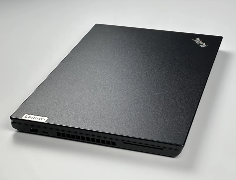 Lenovo ThinkPad P15v Gen 2 - mobilna stacja robocza z wydajnym procesorem Intel Core i9-11950H do CAD, projektowania i pracy profesjonalnej.