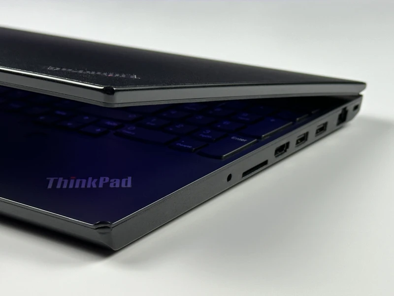 Lenovo ThinkPad P15v Gen 2 - mobilna stacja robocza z wydajnym procesorem Intel Core i9-11950H do CAD, projektowania i pracy profesjonalnej.