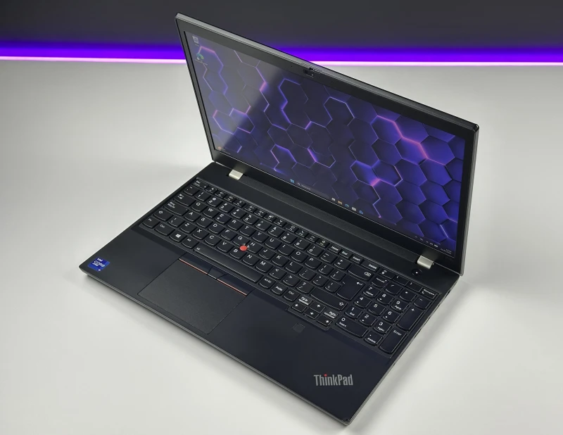 Lenovo ThinkPad P15v Gen 2 - mobilna stacja robocza z wydajnym procesorem Intel Core i9-11950H do CAD, projektowania i pracy profesjonalnej. Lenovo ThinkPad P15v Gen 2 - mobilna stacja robocza z wydajnym procesorem Intel Core i9-11950H do CAD, projektowania i pracy profesjonalnej.