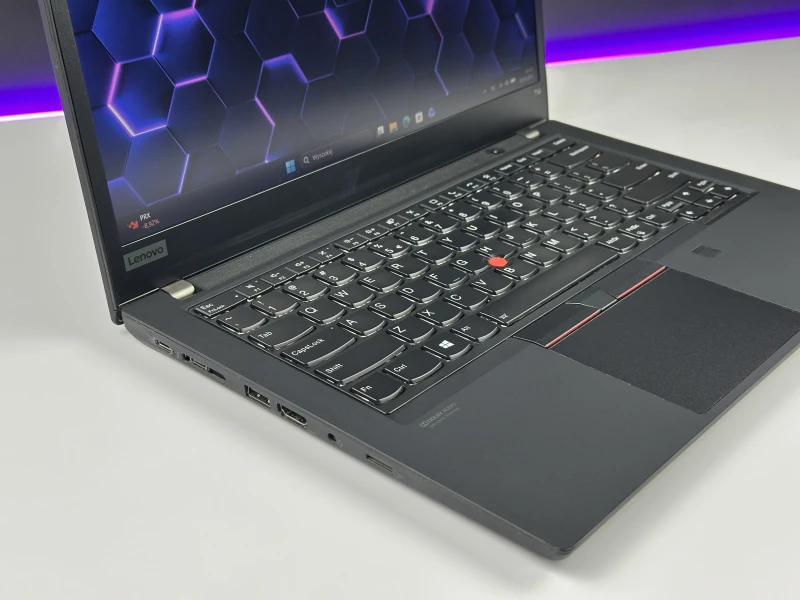 Lenovo ThinkPad T14 Gen 1 - i7-10610U, ekran 14" FHD. Biznesowy laptop z klawiaturą US (QWERTY PL), idealny do pracy biurowej i mobilnej.