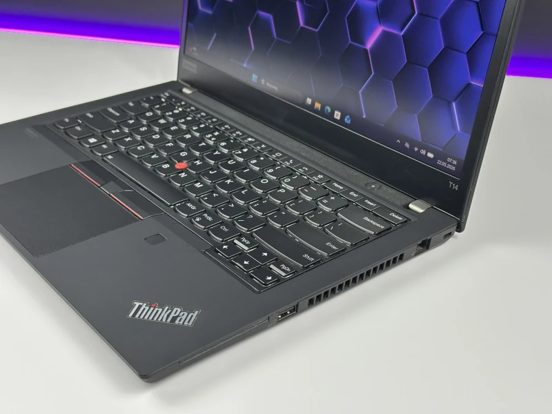 Lenovo ThinkPad T14 Gen 1 - i7-10610U, ekran 14" FHD. Biznesowy laptop z klawiaturą US (QWERTY PL), idealny do pracy biurowej i mobilnej.