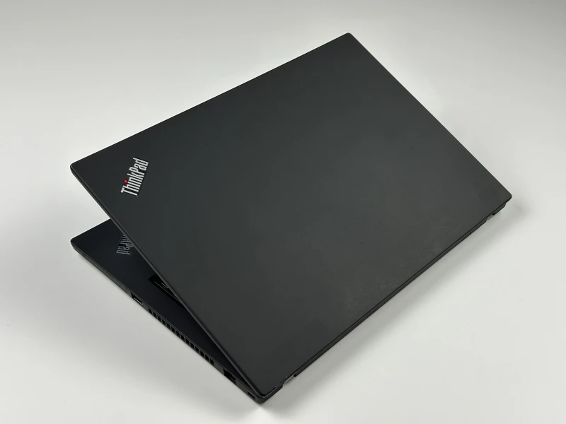 Lenovo ThinkPad T14 Gen 1 - i7-10610U, ekran 14" FHD. Biznesowy laptop z klawiaturą US (QWERTY PL), idealny do pracy biurowej i mobilnej.