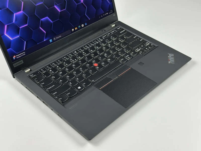 Lenovo ThinkPad T14 Gen 1 - i7-10610U, ekran 14" FHD. Biznesowy laptop z klawiaturą US (QWERTY PL), idealny do pracy biurowej i mobilnej.
