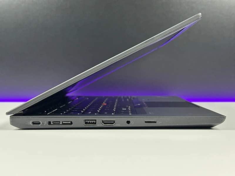 Lenovo ThinkPad T14 Gen 1 - i7-10610U, ekran 14" FHD. Biznesowy laptop z klawiaturą US (QWERTY PL), idealny do pracy biurowej i mobilnej.