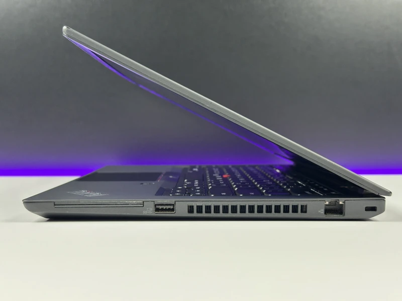 Lenovo ThinkPad T14 Gen 1 - i7-10610U, ekran 14" FHD. Biznesowy laptop z klawiaturą US (QWERTY PL), idealny do pracy biurowej i mobilnej.