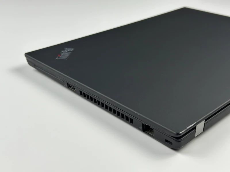 Lenovo ThinkPad T14 Gen 1 - i7-10610U, ekran 14" FHD. Biznesowy laptop z klawiaturą US (QWERTY PL), idealny do pracy biurowej i mobilnej.