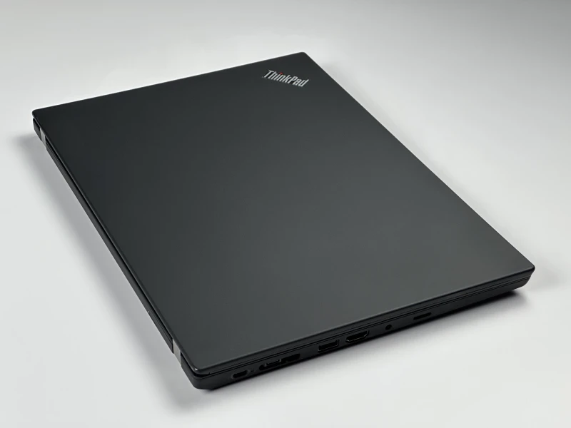 Lenovo ThinkPad T14 Gen 1 - i7-10610U, ekran 14" FHD. Biznesowy laptop z klawiaturą US (QWERTY PL), idealny do pracy biurowej i mobilnej.