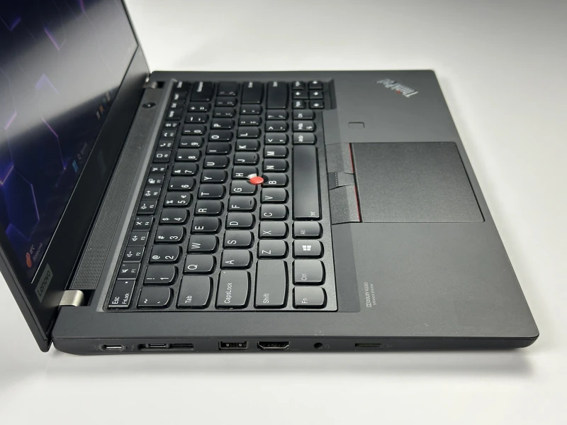 Lenovo ThinkPad T14 Gen 1 - i7-10610U, ekran 14" FHD. Biznesowy laptop z klawiaturą US (QWERTY PL), idealny do pracy biurowej i mobilnej.