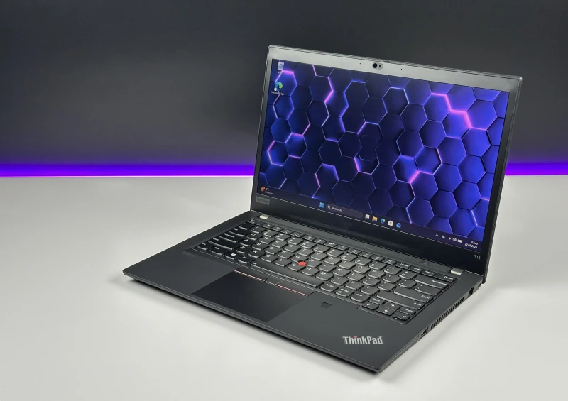 Lenovo ThinkPad T14 Gen 1 - i7-10610U, ekran 14" FHD. Biznesowy laptop z klawiaturą US (QWERTY PL), idealny do pracy biurowej i mobilnej.