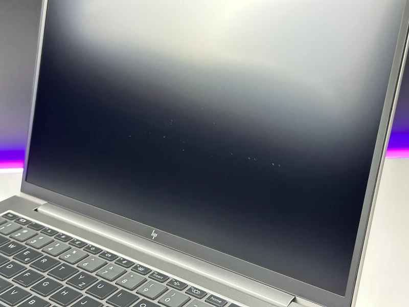 HP ZBook Firefly 14 G9 z i7-1265U, ekranem 14" FHD+, grafiką T550 (4GB). Lekka mobilna stacja robocza do projektowania, pracy biurowej i mobilnej.