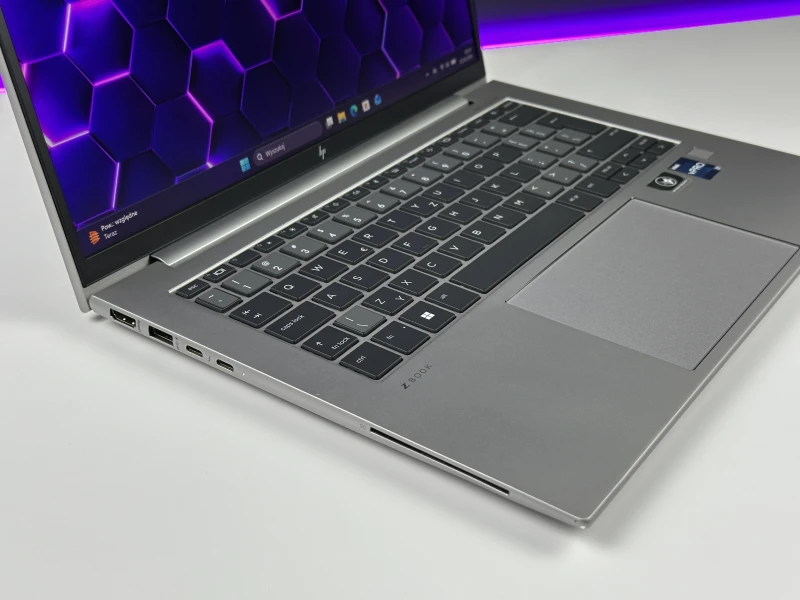 HP ZBook Firefly 14 G9 z i7-1265U, ekranem 14" FHD+, grafiką T550 (4GB). Lekka mobilna stacja robocza do projektowania, pracy biurowej i mobilnej.