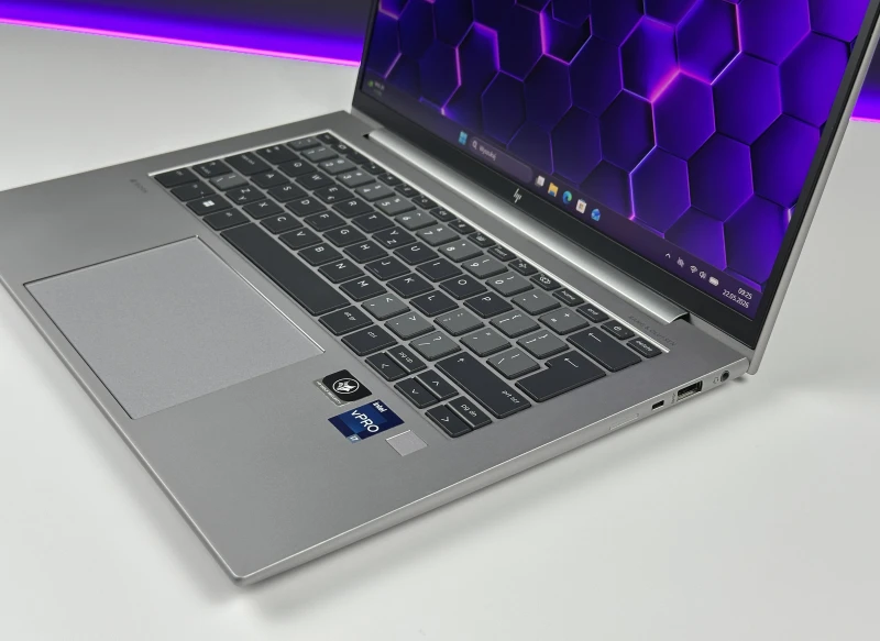 HP ZBook Firefly 14 G9 z i7-1265U, ekranem 14" FHD+, grafiką T550 (4GB). Lekka mobilna stacja robocza do projektowania, pracy biurowej i mobilnej.