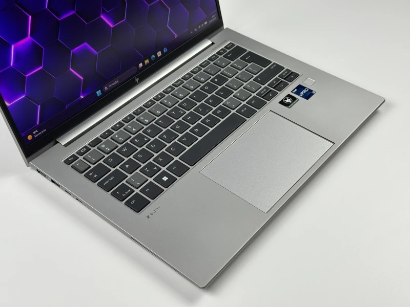 HP ZBook Firefly 14 G9 z i7-1265U, ekranem 14" FHD+, grafiką T550 (4GB). Lekka mobilna stacja robocza do projektowania, pracy biurowej i mobilnej.