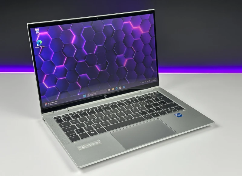 HP EliteBook x360 1030 G8 z i5-1145G7, dotykowym ekranem FHD i funkcją Sure View – elegancki laptop 2w1 z naciskiem na mobilność i prywatność.