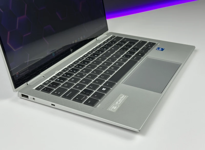 HP EliteBook x360 1030 G8 z i5-1145G7, dotykowym ekranem FHD i funkcją Sure View – elegancki laptop 2w1 z naciskiem na mobilność i prywatność.