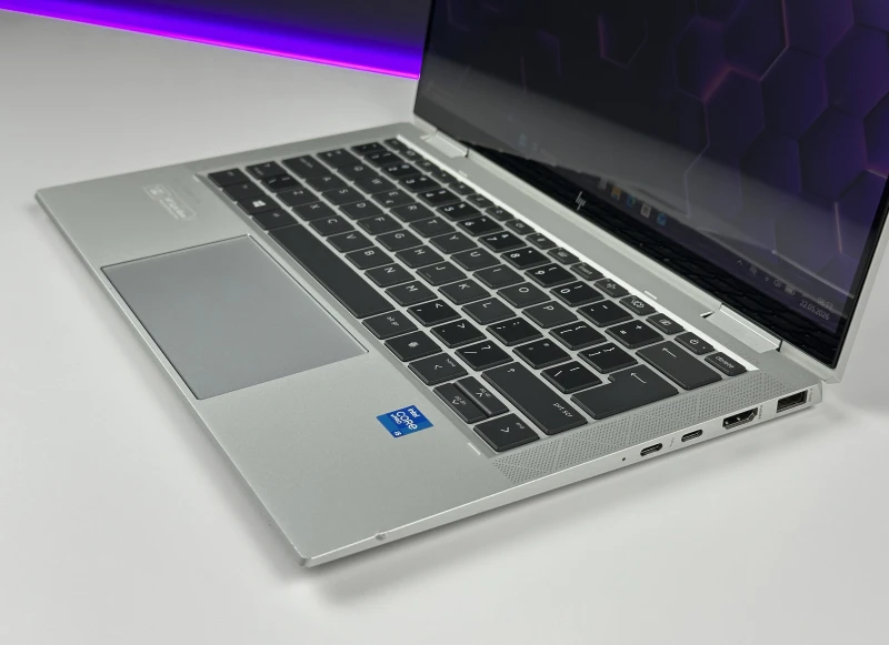 HP EliteBook x360 1030 G8 z i5-1145G7, dotykowym ekranem FHD i funkcją Sure View – elegancki laptop 2w1 z naciskiem na mobilność i prywatność.