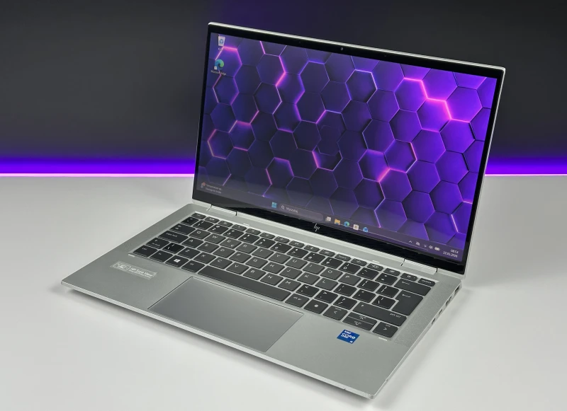 HP EliteBook x360 1030 G8 z i5-1145G7, dotykowym ekranem FHD i funkcją Sure View – elegancki laptop 2w1 z naciskiem na mobilność i prywatność.