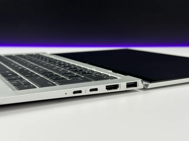 HP EliteBook x360 1030 G8 z i5-1145G7, dotykowym ekranem FHD i funkcją Sure View – elegancki laptop 2w1 z naciskiem na mobilność i prywatność.