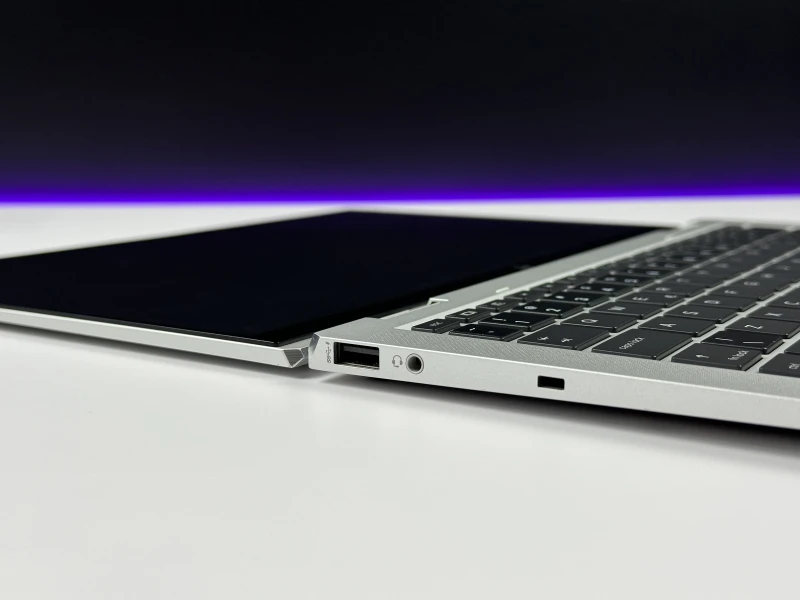 HP EliteBook x360 1030 G8 z i5-1145G7, dotykowym ekranem FHD i funkcją Sure View – elegancki laptop 2w1 z naciskiem na mobilność i prywatność.