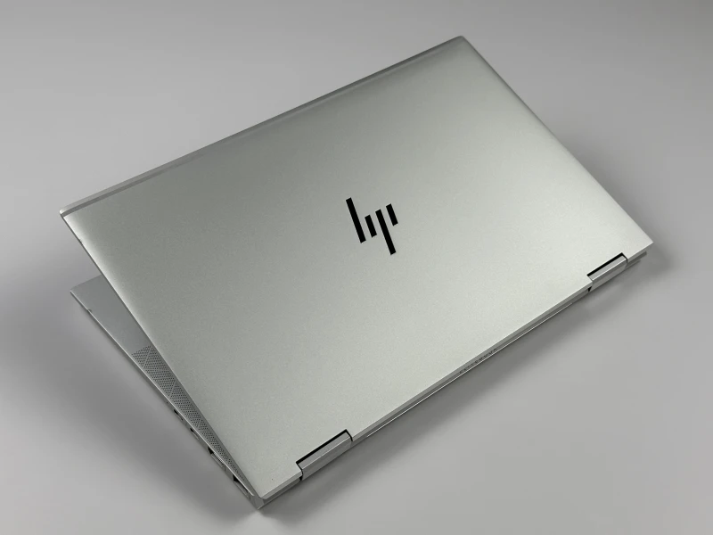 HP EliteBook x360 1030 G8 z i5-1145G7, dotykowym ekranem FHD i funkcją Sure View – elegancki laptop 2w1 z naciskiem na mobilność i prywatność.