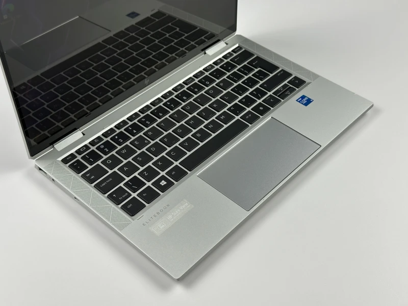 HP EliteBook x360 1030 G8 z i5-1145G7, dotykowym ekranem FHD i funkcją Sure View – elegancki laptop 2w1 z naciskiem na mobilność i prywatność.