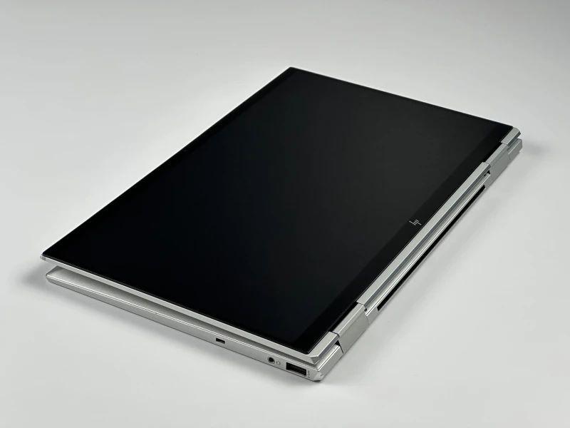 HP EliteBook x360 1030 G8 z i5-1145G7, dotykowym ekranem FHD i funkcją Sure View – elegancki laptop 2w1 z naciskiem na mobilność i prywatność.