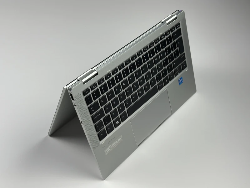 HP EliteBook x360 1030 G8 z i5-1145G7, dotykowym ekranem FHD i funkcją Sure View – elegancki laptop 2w1 z naciskiem na mobilność i prywatność.
