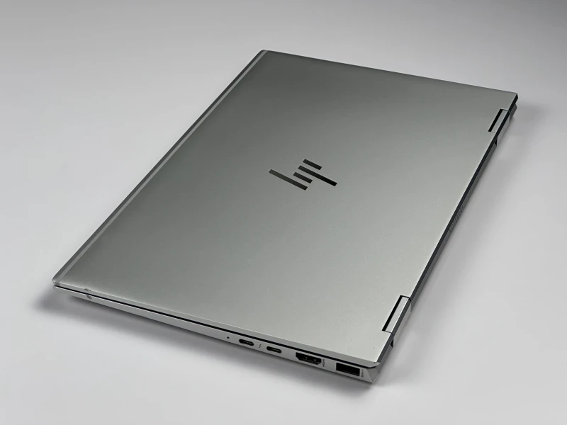 HP EliteBook x360 1030 G8 z i5-1145G7, dotykowym ekranem FHD i funkcją Sure View – elegancki laptop 2w1 z naciskiem na mobilność i prywatność.