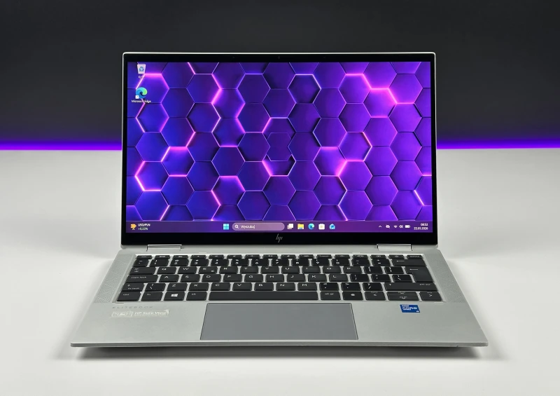 HP EliteBook x360 1030 G8 z i5-1145G7, dotykowym ekranem FHD i funkcją Sure View – elegancki laptop 2w1 z naciskiem na mobilność i prywatność.