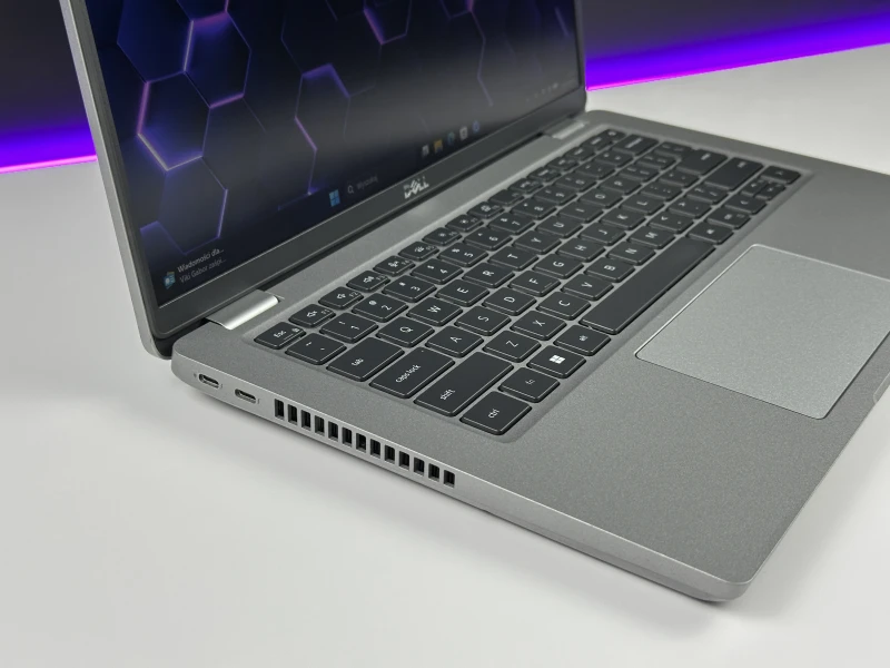 Dell Latitude 5431 z i7-1270P i ekranem FHD 14" to wydajny laptop biznesowy do pracy biurowej, mobilnej i codziennych zadań. Klawiatura QWERTY PL.