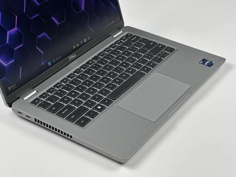 Dell Latitude 5431 z i7-1270P i ekranem FHD 14" to wydajny laptop biznesowy do pracy biurowej, mobilnej i codziennych zadań. Klawiatura QWERTY PL.