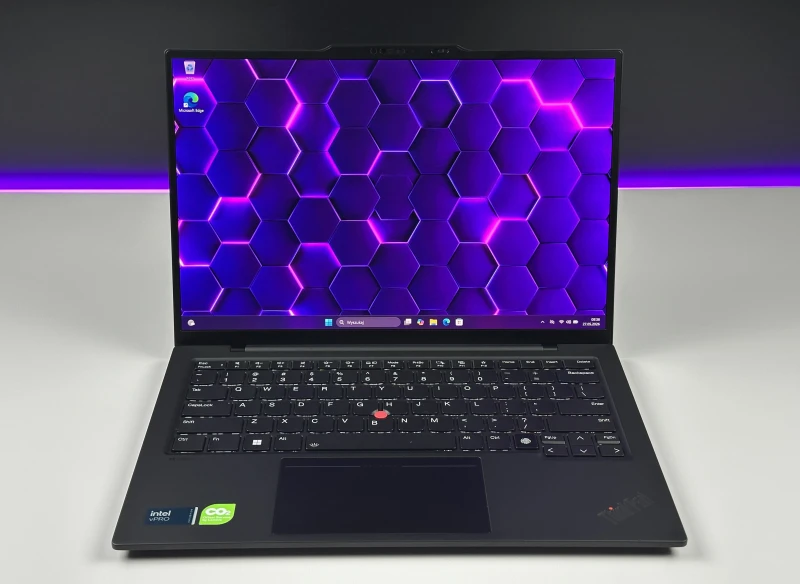 Lenovo ThinkPad X1 Carbon Gen 12 - Ultra 7 165U, ekran 14" 2.8K OLED/120Hz. Ultralekki laptop premium z klawiaturą US i obsługą Wi-Fi 6E.