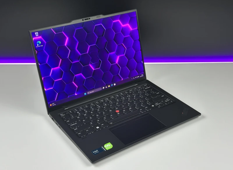 Lenovo ThinkPad X1 Carbon Gen 12 - Ultra 7 165U, ekran 14" 2.8K OLED/120Hz. Ultralekki laptop premium z klawiaturą US i obsługą Wi-Fi 6E.